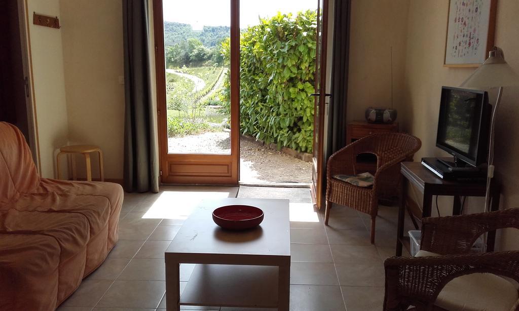 Gites "Entre Les Vignes" Tourreilles Exterior photo